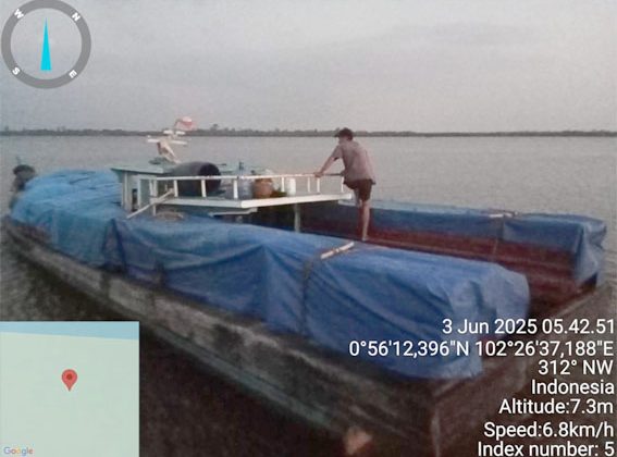 Kapal bermuatan 25 ton kayu olahan ilegal di perairan Selat Ringgit, Desa Tanjung Peranap, Kecamatan Tebingtinggi Barat. F: Ist