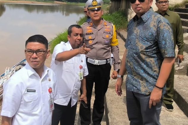 Asisten Deputi Event Daerah Kemenparekraf, Reza Pahlevi, didampingi Kadispar Riau, Roni Rahmat, saat meninjau venue Pacu Jalur di Kuansing.
