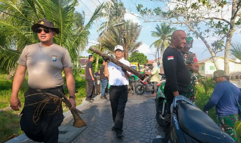 Wakil Wali Kota Tanjungpinang, Raja Ariza, dalam kegiatan gotong royong membersihkan kawasan Pulau Penyengat. F Ist