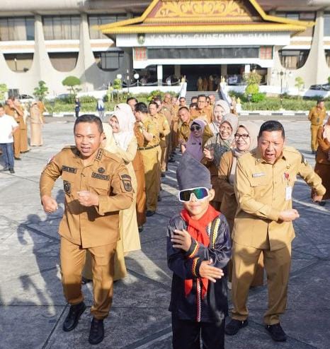 Dikha memimpin Gubernur Riau Abdul Wahid serta pejabat lainnya untuk melakukan gerak aura farming.