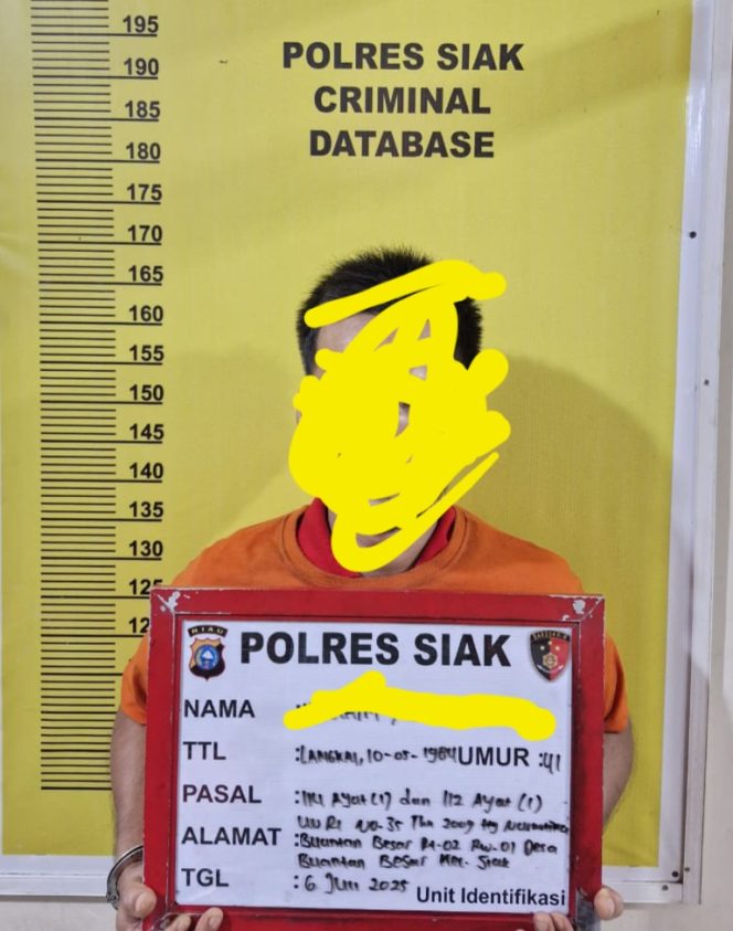 
					Tersangka Ibr saat diamankan di Mapolres Siak.