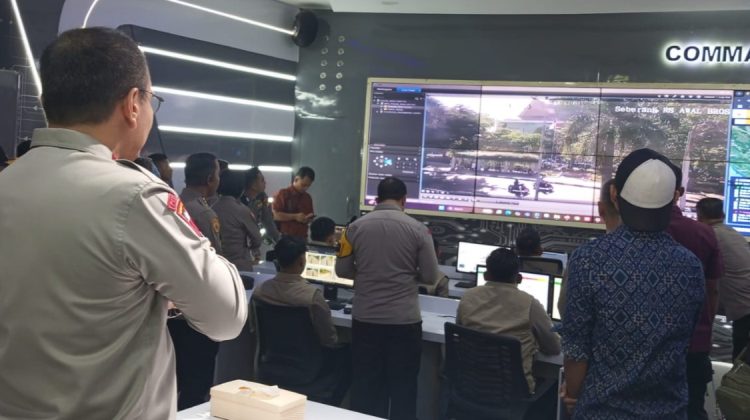 Saat Kapolda Riau Irjen Herry Heryawan memantau kemacetan lewat CCTV di ruang command center.