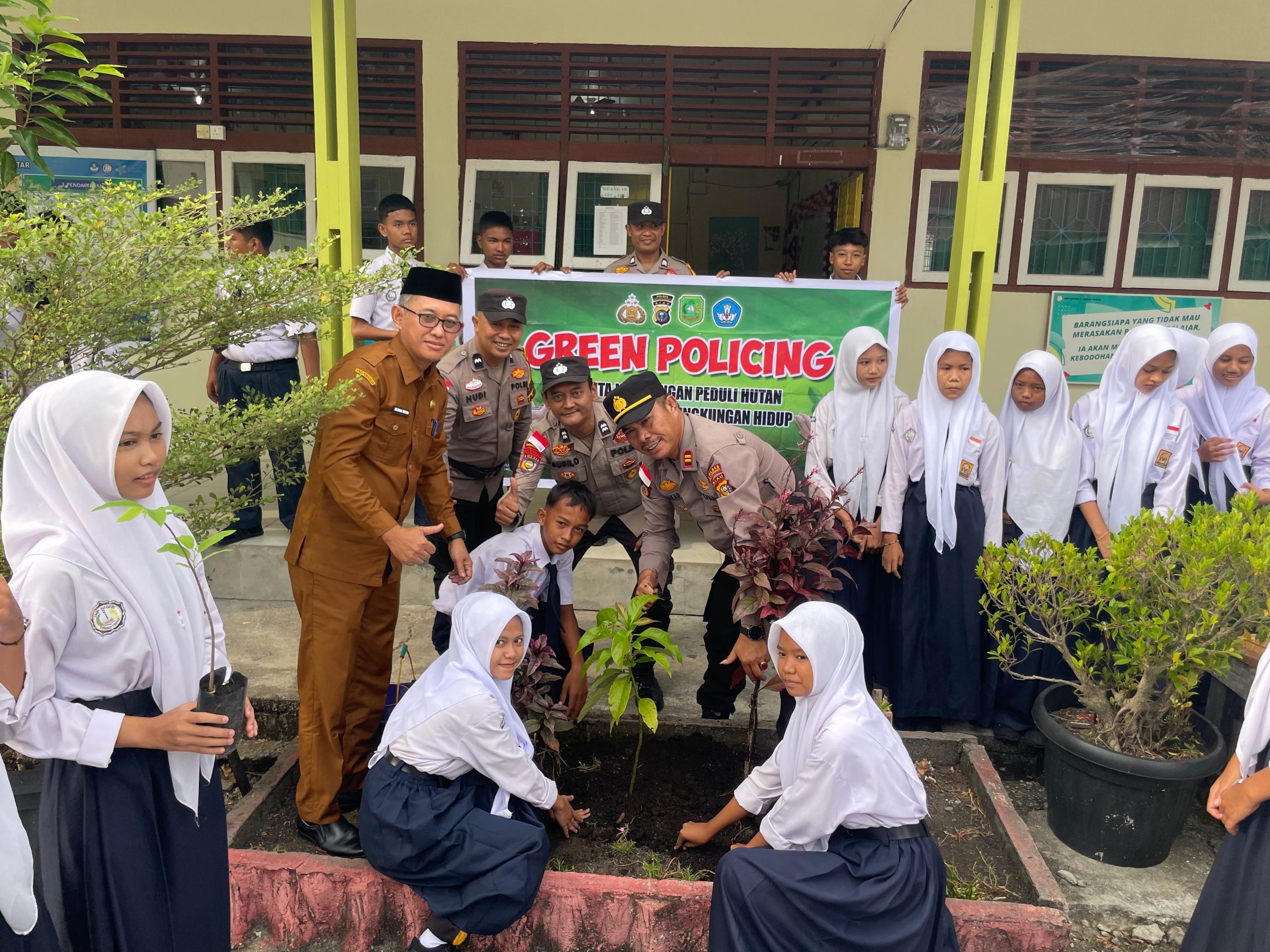 Polres Kepulauan Meranti Laksanakan Program Green Policing di SMP Negeri 2 Tebing Tinggi