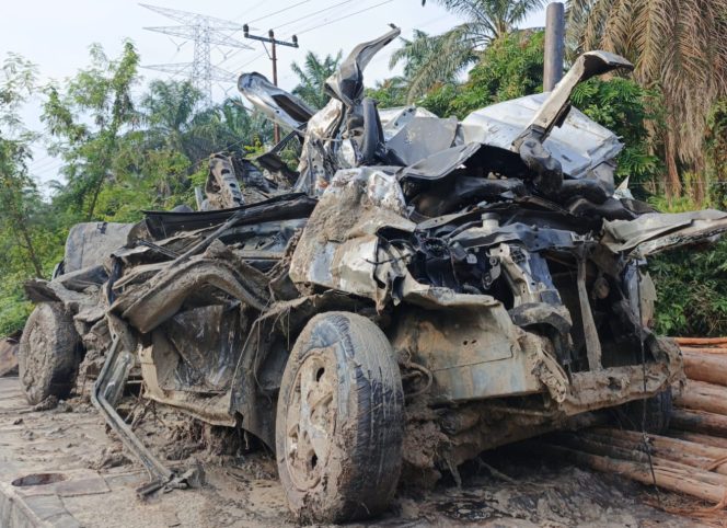 
					Kondisi mobil travel akibat kecelakaan maut di Pelalawan.