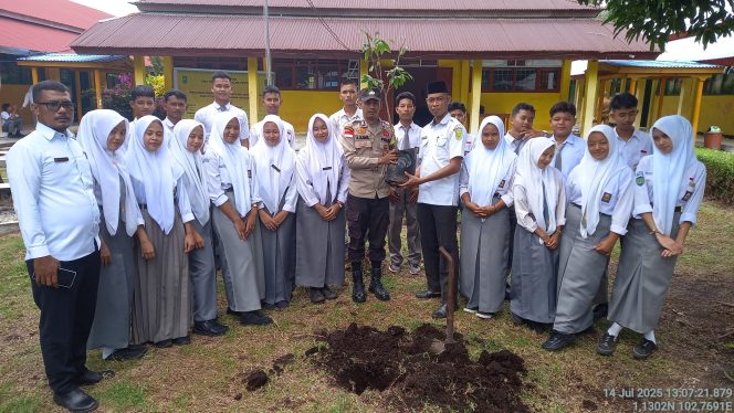 
					Dukung Program Penghijauan, Polsek Rangsang Gencar Tanam Bibit Pohon Di Sekolah 