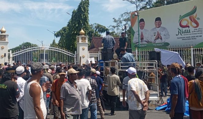 
					Demo warga tolak relokasi dari TNTN.
