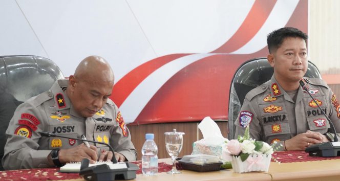 
					Wakil Kepala Kepolisian Daerah Riau, Brigjen Jossy Kusumo dan 
Kapolres Kuansing, AKBP Raden Ricky Pratidiningrat.