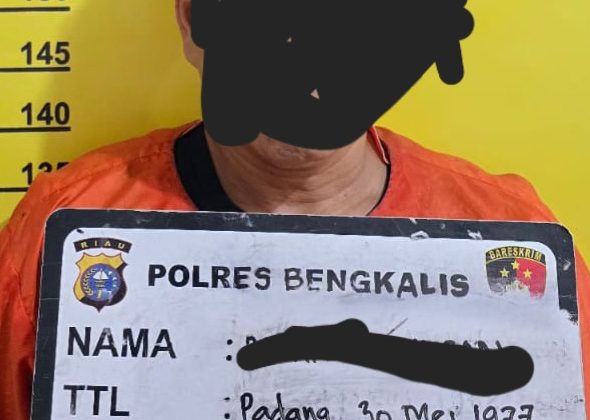 Tersangka pengoplos emas saat diamankan polisi.