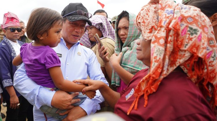 Menteri Lingkungan Hidup Hanif Faisol Nurofiq menggendong anak warga di TNTN.