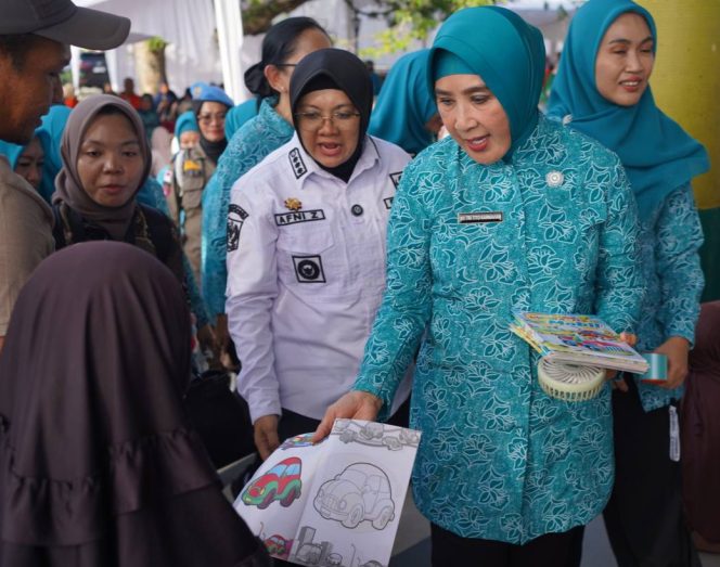 
					Tri Suswati Tito saat berada di Siak.