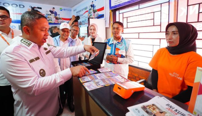 Gubri Abdul Wahid saat meninjau koperasi merah putih di Kampar.