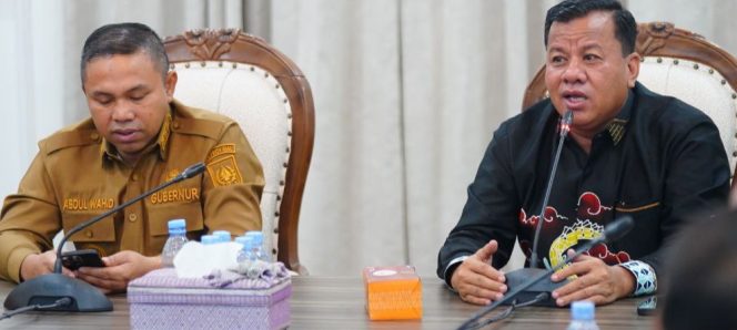 
					Gubernur Riau Abdul Wahid dan Bupati Kuantan Singingi Suhardiman Amby.