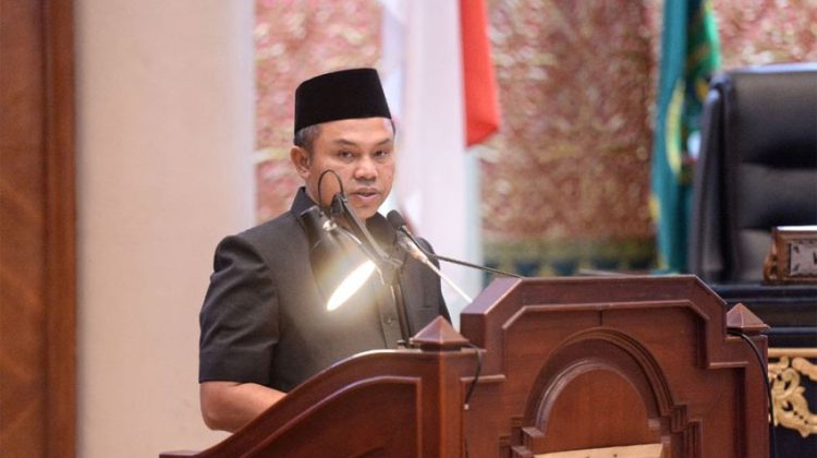 Gubri Wahid Sampaikan LKPJ 2024 ke DPRD Riau