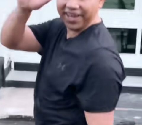 Gubernur Riau Abdul Wahida saat jalan santai.