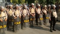 Tagih Janji Gubri, Massa Aksi Tolak Relokasi dari TNTN Lempar Botol