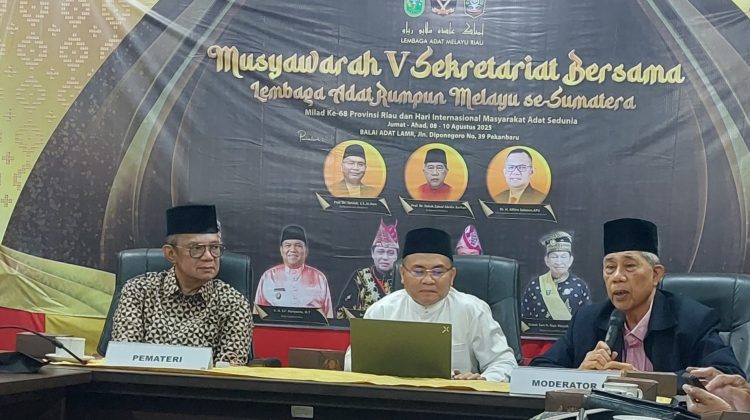 Diskusi panel musyawarah V LARM di Balai Adat LAMR.