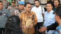 Demi Keadilan Anak, Pasangan di Batam Jalan Kaki 5 Km ke DPRD: “Sudah Setahun Pelaku Bebas”
