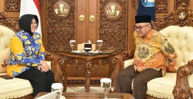 
					Bupati Siak Afni Zulkifli bersama Mendikdasmen Abdul Mu'ti.