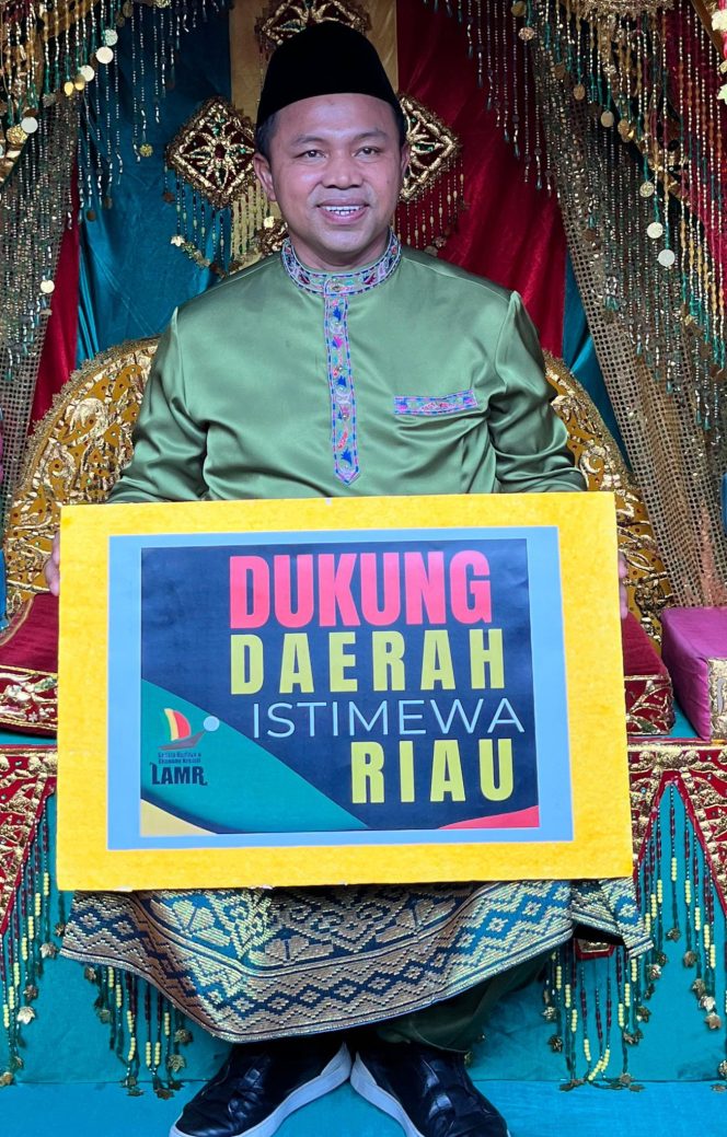 
					Gubernur Riau Abdul Wahid.