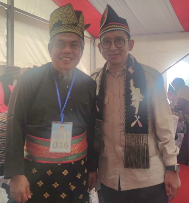 
					Menteri Kebudayaan Fadli Zon dan Sekretaris Jenderal Sekretariat Bersama Lembaga Adat Rumpun Melayu (LARM) se-Sumatera, Datuk Seri H. Taufik Ikram Jamil.