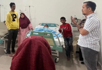 SPPG Kembang saat menjenguk korban keracunan.