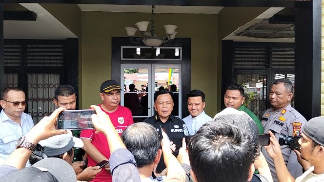 
					Sudah 98 Ton Beras SPHP Disalurkan, Bupati Uji Coba Konsumsi Bersama Pejabat dan Masyarakat