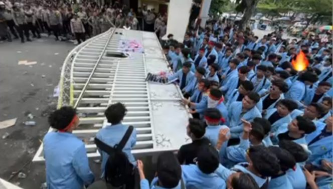 
					Aksi demo mahasiswa pagar Kantor Gubernur Riau dirobohkan.