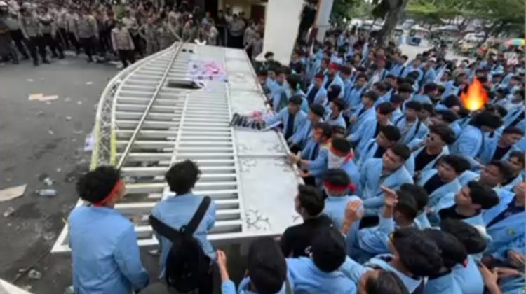 Aksi demo mahasiswa pagar Kantor Gubernur Riau dirobohkan.