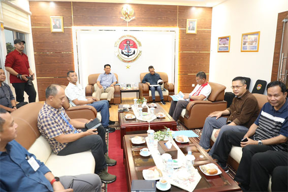 Wali Kota Batam sekaligus Kepala BP Batam, Amsakar Achmad, bersilaturahmi dengan Komandan Pangkalan Utama TNI Angkatan Laut (Danlantamal) IV Batam, Laksamana Pertama TNI Berkat Widjanarko. F: Ist