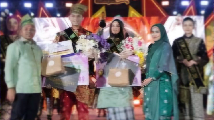 Gubernur Riau Abdul Wahid dan isteri bersama bujang dan dara Riau 2025.