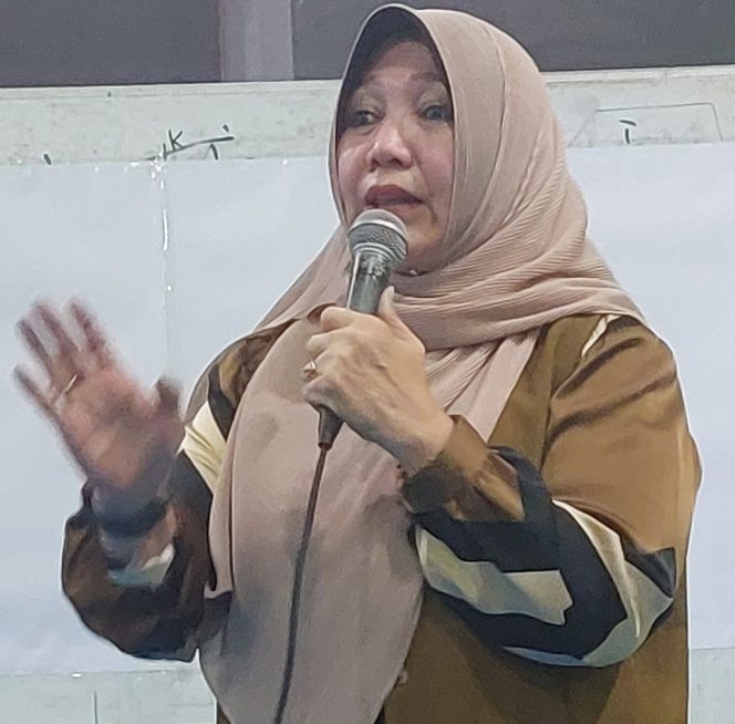 
					Yulia Suhardiman saat menyampaikan gagasannya dalam Musenda DKR.