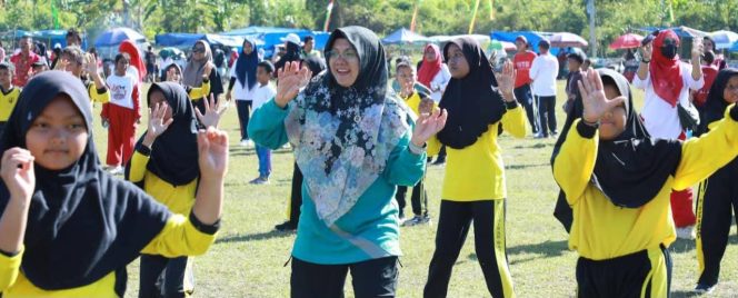 
					Bupati Siak Afni Zulkifli ikut senam bersama pelajar baru-baru ini.