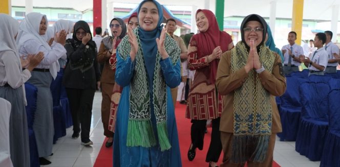
					Ketua TP PKK Riau dan Bupati Siak Afni Zulkifki, saat tiba di SMA 1 Siak.