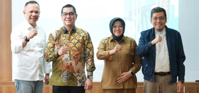
					Bupati Siak Afni Zulkifli, Kepala BPK Riau, Binsar Karyanto (Baju batik), Plt Dirut PT BSP Raihan, dan Komisaris Utama PT BSP Heriyanto.