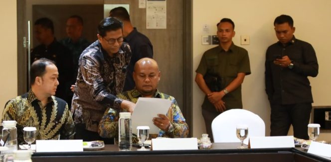 
					Wakil Bupati Siak Syamsurizal saat memimpin RUPS LB PT. BSP.