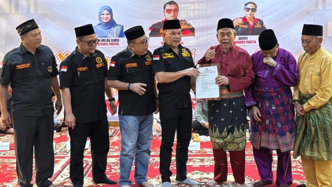 
					Ketua GRIB Jaya Riau Irfan Raja Kumala menyerahkan surat dukungan terhadap DIR kepada Ketua Badan Pekerja (BPP) DIR Datuk Seri Taufik Ikram Jamil.
