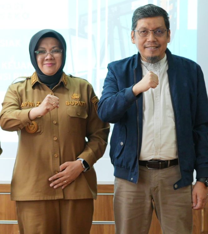 
					Bupati Siak, Afni Zulkifli, dan Plt Direktur Utama PT BSP, Raihan ST. MT.