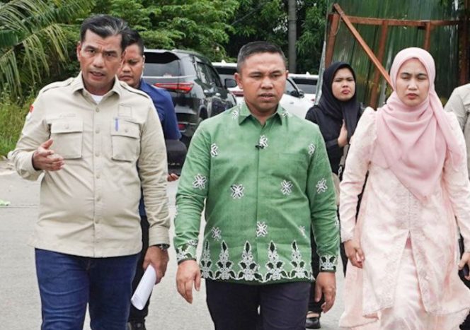 
					Zulfahmi saat mendampingi Gubri Abdul Wahid melakukan peninjauan jambatan Rohul.