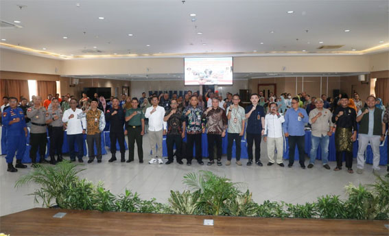 Foto bersama Sosialisasi Penyusunan Kajian Resiko Bencana (KRB) Kota Batam tahun 2025- 2029, di Aula Kantor Wali Kota Batam.