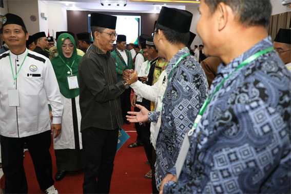 Wali Kota Batam, Amsakar Achmad, bersalaman dengan peserta Mubes IX PMB di Aula Ibnu Sina. F: Ist
