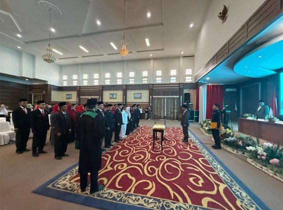 Bupati Karimun H. Ing Iskandarsyah resmi melantik dan mengambil sumpah jabatan pimpinan tinggi pratama, administrator, pengawas, dan jabatan fungsional. F: Ist