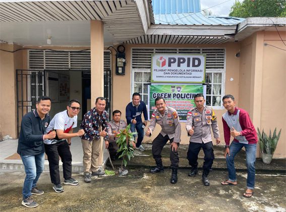 Polsek Merbau penyerahan bibit pohon dalam program Green Policing di Kantor Perpustakaan Kecamatan Merbau. F: Ist