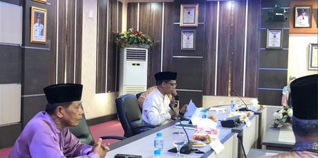 Bupati Karimun Ing. H. Iskandarsyah pmimpin rakor tentang penghimpunan zakat, infak dan sedekah dari pegawai di lingkungan Pemkab Karimun di Ruang Rapat Cempaka Putih. F: Ist