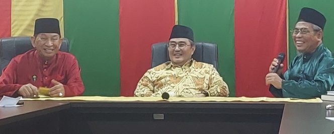 
					Prof. Jimly Asshiddiqie bersama Ketua Umum Majelis Kerapatan Adat (MKA) Datuk Seri H. Marjohan Yusuf, dan Ketua Umum Dewan Pimpinan Harian (DPH) Datuk Seri H. Taufik Ikram Jamil.
