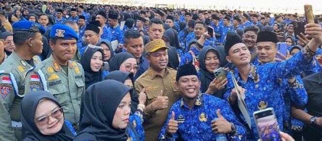 
					Usai pelantikan ribuan PPPK foto bersama Gubri Wahid.