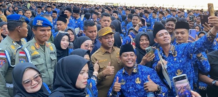 Usai pelantikan ribuan PPPK foto bersama Gubri Wahid.