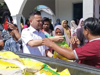 Warga antre untuk mengambil bantuan beras yang disalurkan Kelompok Tani Kampar Jaya Bersama. F: Ist