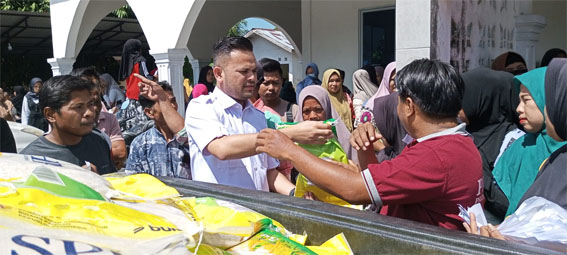 Warga antre untuk mengambil bantuan beras yang disalurkan Kelompok Tani Kampar Jaya Bersama. F: Ist