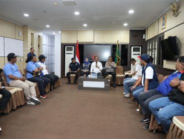 Berdialog aksi damai Federasi Serikat Pekerja Metal Indonesia (FSPMI) dengan Wali Kota Batam, Amsakar. F: Ist