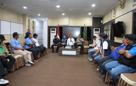 Berdialog aksi damai Federasi Serikat Pekerja Metal Indonesia (FSPMI) dengan Wali Kota Batam, Amsakar. F: Ist